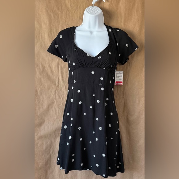 Abound Dresses & Skirts - Abound XS black and white daisy flower print mini summer dress